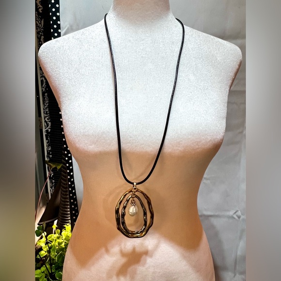 Ovals With Faux Pearl Necklace - Picture 7 of 10